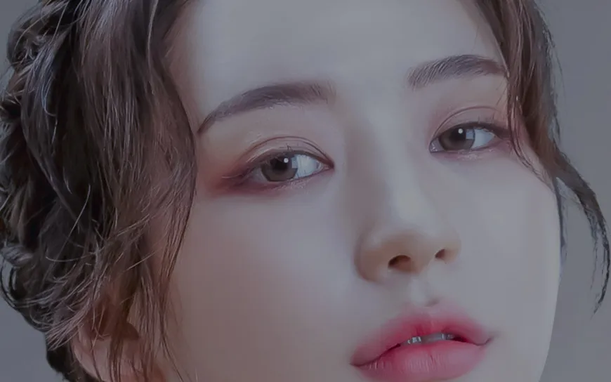 Close-up of a model's eyes with soft natural double eyelids