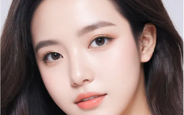 Portrait of a model with smooth skin and a refined chin line